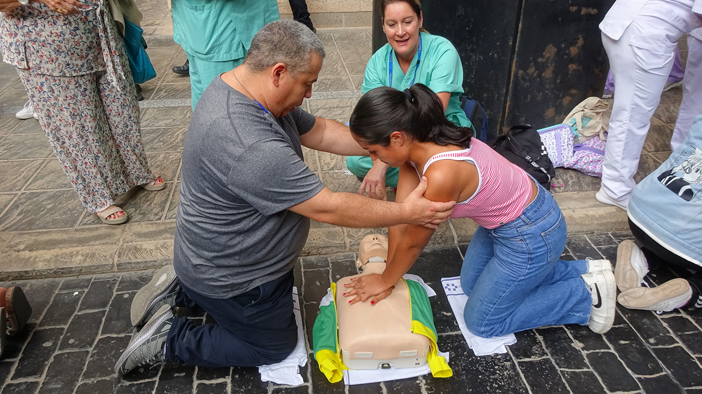 Profesionales del Hospital Dr Negrín enseñan cómo hacer una