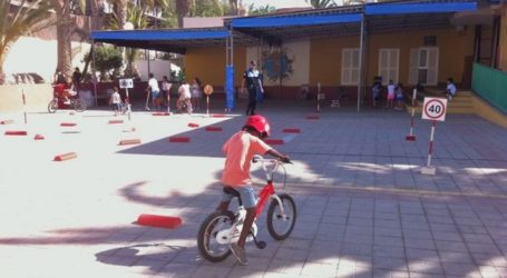 Los niños de la Escuela de Verano de Arguineguín aprenden seguridad vial