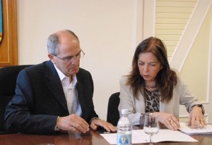 Brígida Mendoza, consejera de Sanidad del Gobierno de Canarias, con el alcalde de Santa Lucía de Tirajana