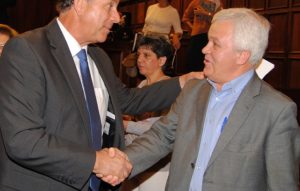 Carmelo Ramírez (derecha) saluda al consejero Aladino Suárez