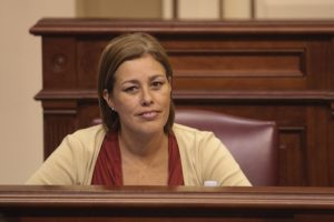 Astrid Pérez, en su escaño del Parlamento de Canarias