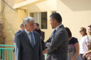 El vicepresidente del Gobierno de Canarias (izquierda) conversa con el alcalde de Mogán