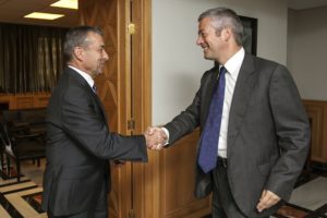 El presidente del Gobierno de Canarias, Paulino Rivero, saluda al presidente de la Confederación Canaria de Empresarios, Agustín Manrique de Lara