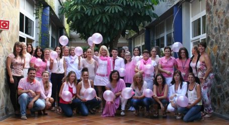 Los trabajadores de Anfi elaboran postres para recaudar fondos contra el cáncer