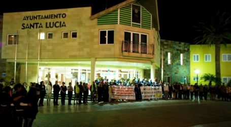 Una cadena humana ‘protege’ al Ayuntamiento de Santa Lucía de la reforma local