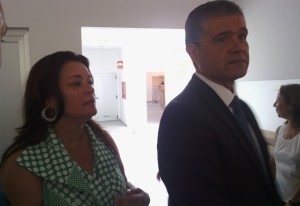Francisco González en la inauguración del CEO Motor Grande, junto a Carmen Hernández Afonso, concejala de Educación 