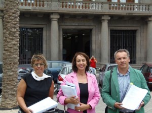 Sole Pérez, Mari Pino Torres y David Delgado, frente a la Delegación del Gobierno