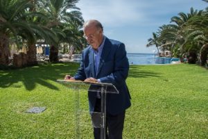 Vicente del Bosque firma en el libro de honor del hotel Lopesan Costa Meloneras