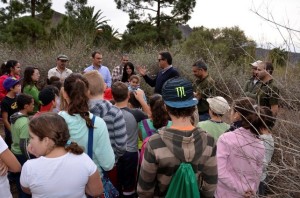 Fernando González Montoro explica a los niños la importancia de la masa forestal
