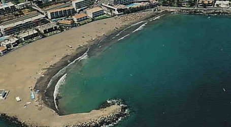 Bañistas rescatan a dos turistas con síntomas de ahogamiento en la playa de Las Burras
