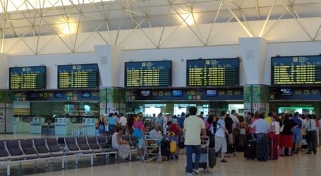 Turismo busca en los aeropuertos canarios los datos personales de 50.000 turistas