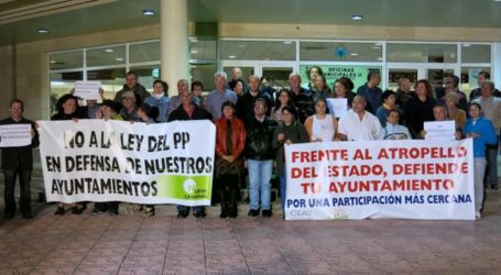 Vecinos de Santa Lucía vuelven a concentrarse contra la reforma de los ayuntamientos