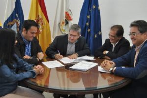 Marco Aurelio Pérez firma los convenios con Perfaler y Viveros Caniflor