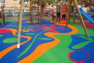 Parque infantil con piso de caucho