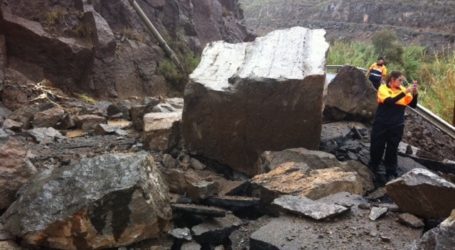 Cerrada al tráfico la carretera de Montaña La Data por desprendimientos de grandes piedras