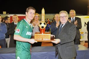 El presidente del Cabildo entrega el trofeo al capitán del equipo ganador del Torneo Internacional de Fútbol de Maspalomas