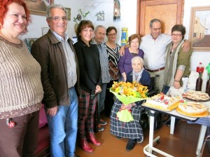 Doña Aurora recibió la visita de la alcaldesa Dunia González