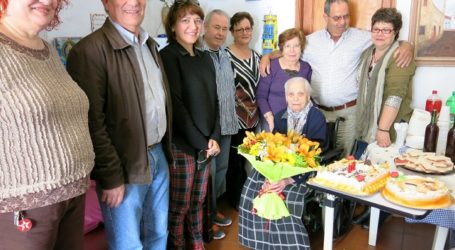 La centenaria ‘Aurorita’ Verde recibe la visita de la alcaldesa Dunia González