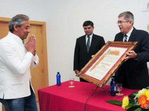 Marco Aurelio Pérez entrega el título de Hijo Adoptivo a Rakesh Ahuja