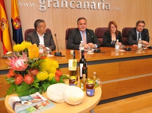 Francisco Santana junto a Mª del Carmen Pérez, Ángel Granados y Luis Campos