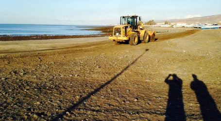 Concluyen las tareas de limpieza de chapapote en las playas del Águila y Castillo