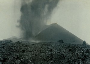 Erupción del Chinyero, en Tenerife (18 de noviembre de 1909). Foto: cologanvalois.blogspot.com