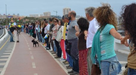 Más de 5.000 personas se “encadenan” en Gran Canaria contra el petróleo