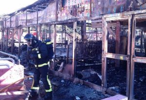 Bomberos de San Bartolomé de Tirajana, incendio en el CC Metro