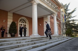 Rajoy llega al Palacio de la Moncloa, valorado en 122 millones de euros según pisos.com (foto: Daniel Ochoa)