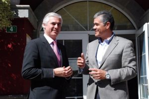 El alcalde Francisco González (derecha) y el consejero insular Carlos Sánchez