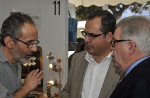 José Miguel Bravo de Laguna y Juan Domínguez, atentos a las explicaciones del artesano