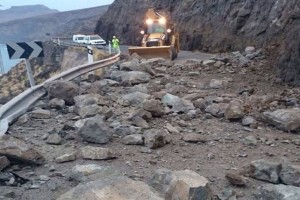 Carretera La Aldea-Agaete, cortada por desprendimientos de piedras (foto: LP/DLP) 