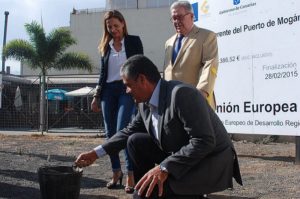 El alcalde de Mogán coloca la primera piedra bajo la atenta mirada del presidente del Cabildo y de la consejera de Transporte