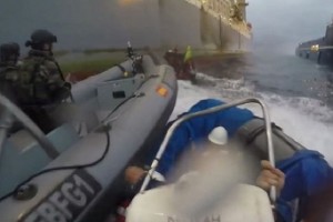 Embestida de la embarcación de la armada a la lancha neumática de Greenpeace