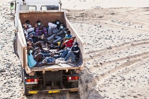 Inmigrantes trasladados en un camión volquete