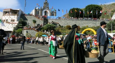 Santa Lucía empieza el día grande de sus fiestas con la llegada de las Lucías