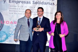 Juan José Cardona entrega el premio a Pablo González-Haba