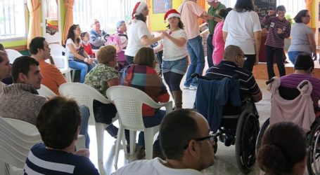 Personas discapacitadas y mayores de Santa Lucía celebran juntos la Navidad