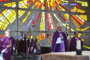 El obispo Cases Andreu oficia la misa en el Templo Ecuménico
