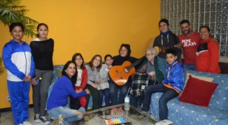 Un grupo de niños y jóvenes de Castillo del Romeral alegran el fin de año a 19 familias