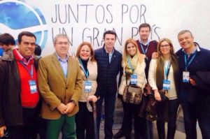 El ministro Soria (centro) con alcaldes, alcaldesas, consejeros y concejalas del PP grancanario