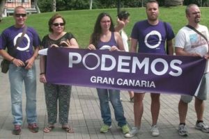 Verónica Suárez (centro), con miembros de Podemos