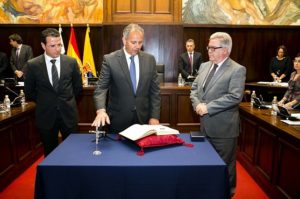 Aladino Suárez jura su cargo ante José Miguel Bravo de Laguna, los dos del PP