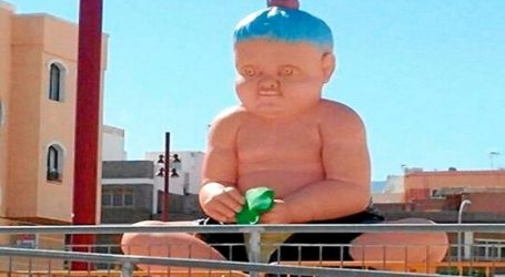 La alcaldesa de Santa Lucía da largas a los socialistas sobre el bebé gigante