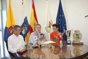 El joven Simón Medina, con el alcalde (centro) y su padre