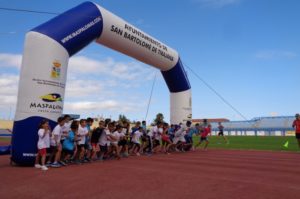 Escuela Municipal de Atletismo, carrera simbólica de 400 metros lisos