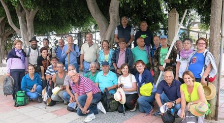 Un grupo de mayores de Santa Lucía recorre los senderos de Fontanales