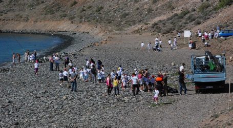 Cerca de un centenar de voluntarios participan en la limpieza de Bahía de Formas