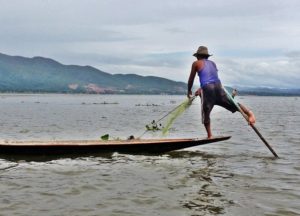 ‘El equilibrio de la pesca’ foto premiada en el XXIV Certamen Fotográfico Bahía del Pajar