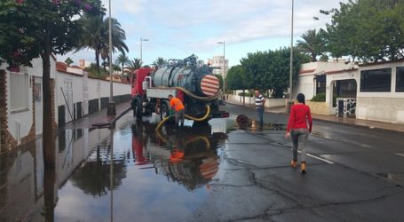 La lluvia en Maspalomas moviliza al operativo municipal de Vías y Obras